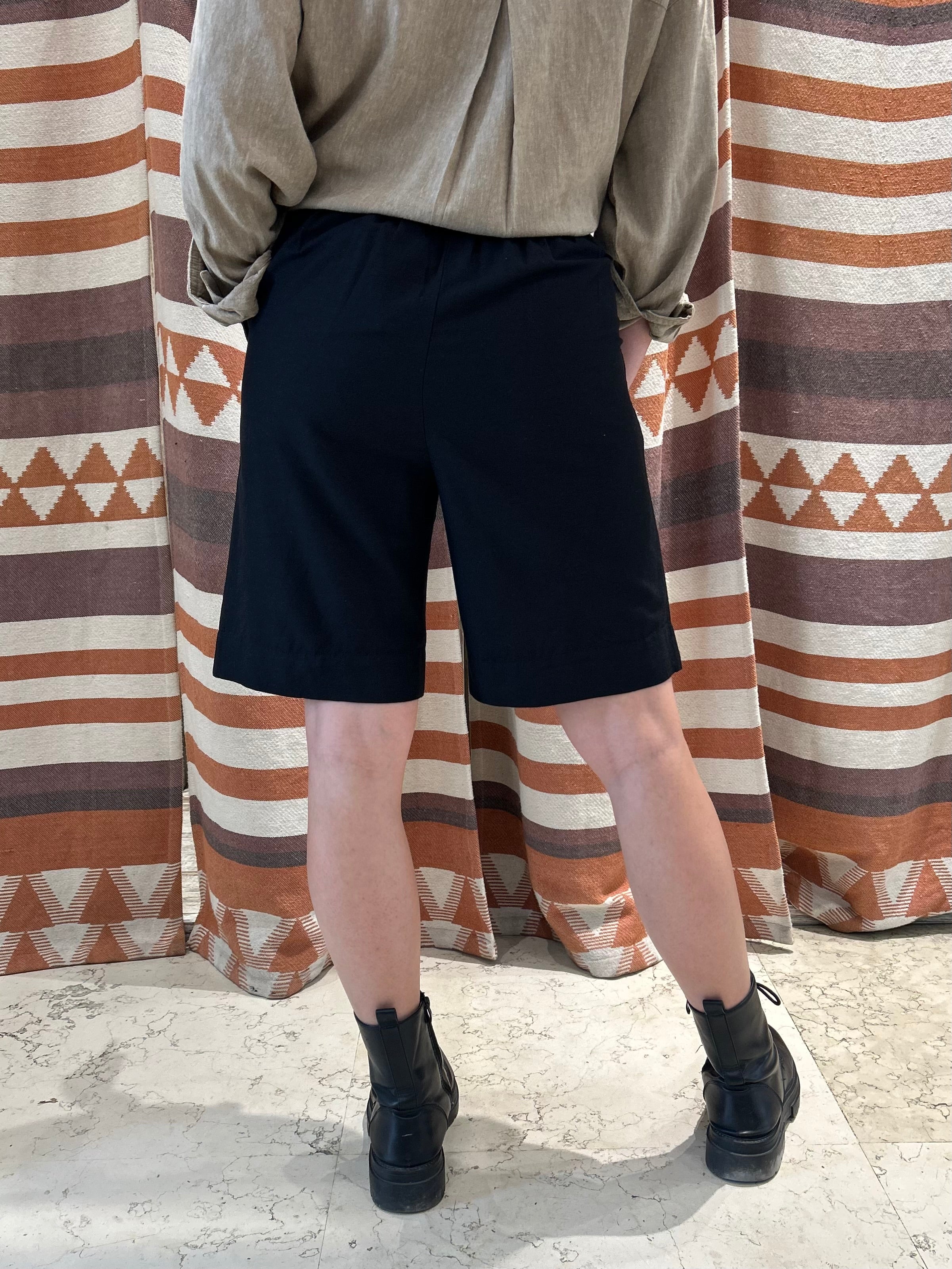 Shorts VILA al ginocchio nero Lino