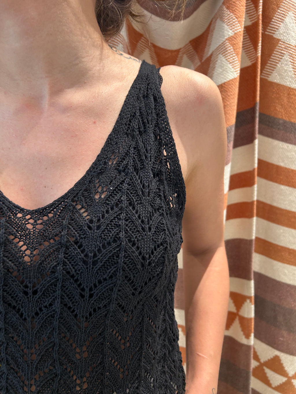 Top VICBEE nero macramé