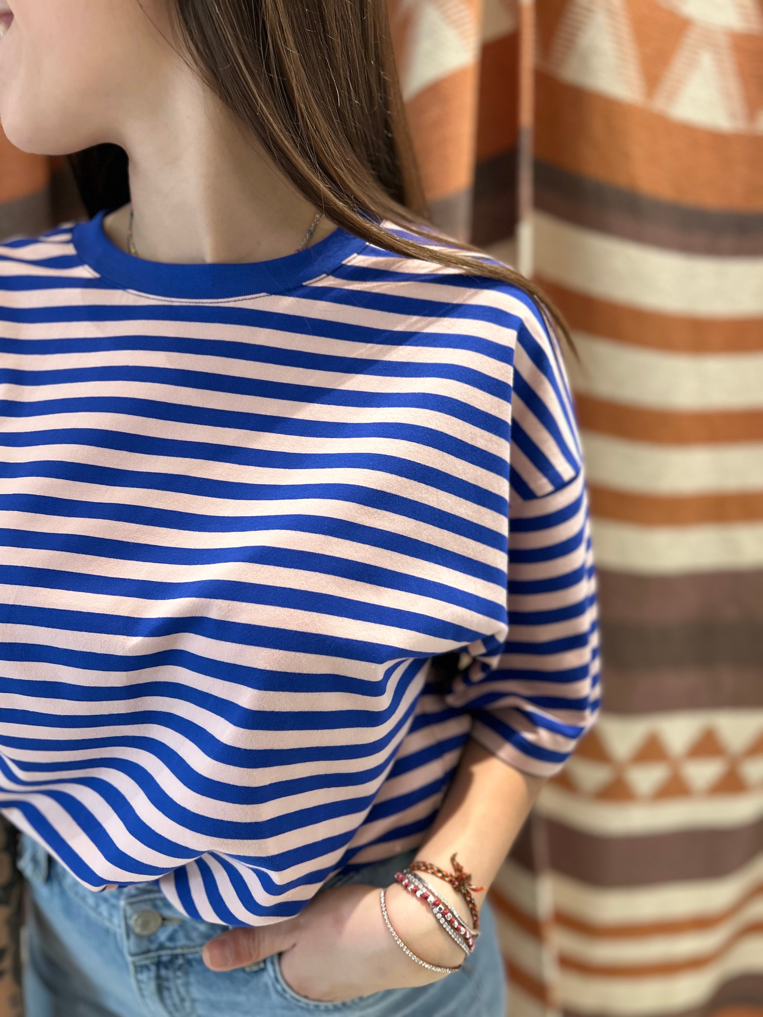 T-shirt INAPRIL1986 oversize righe blu/rosa
