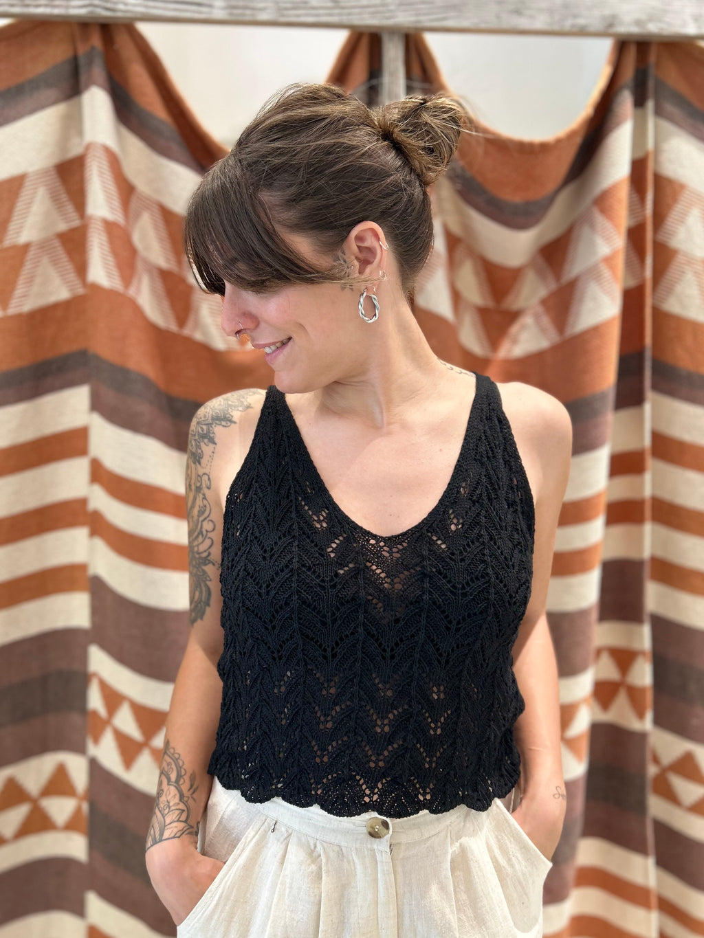 Top VICBEE nero macramé