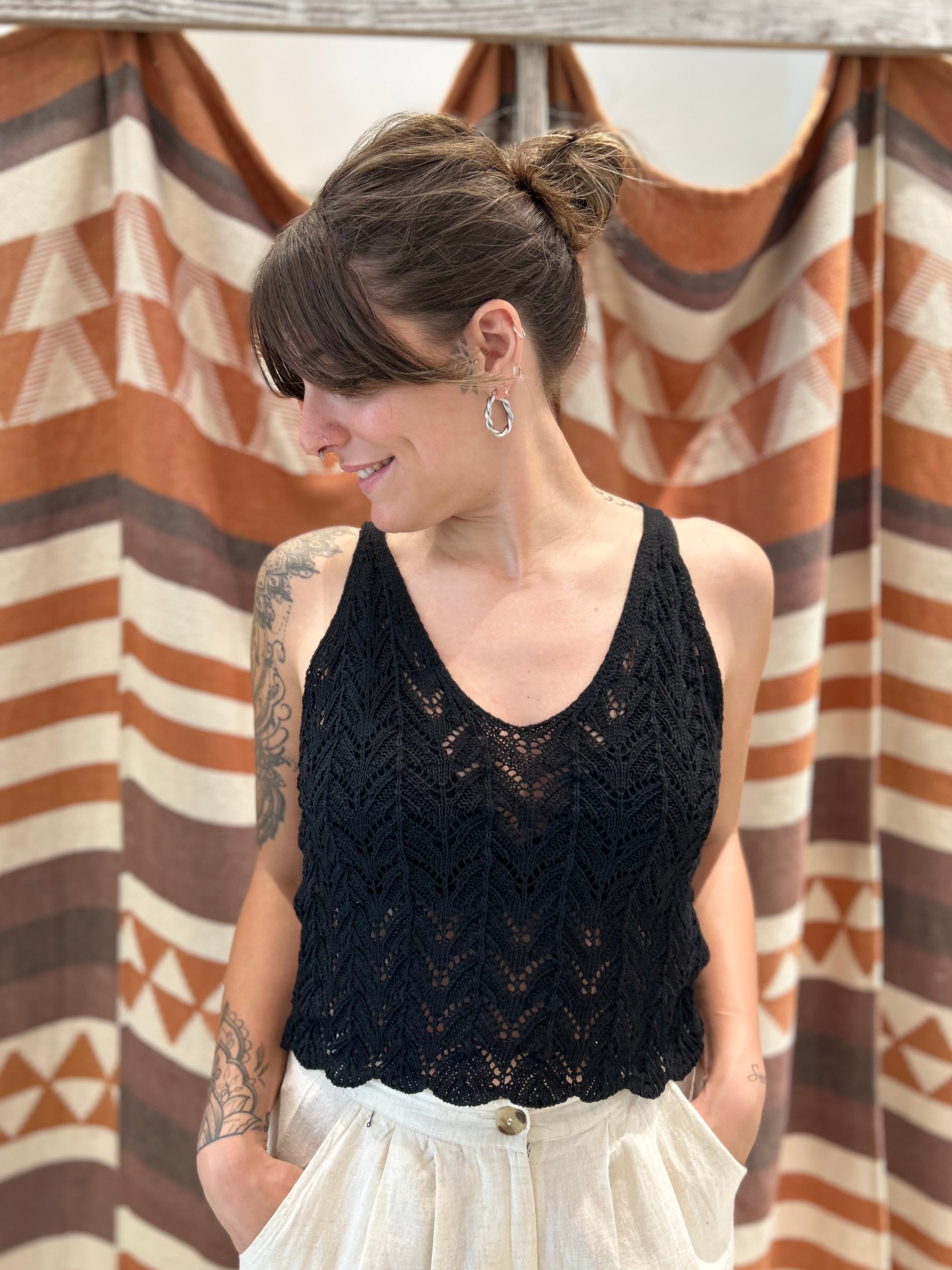Top VICBEE nero macramé